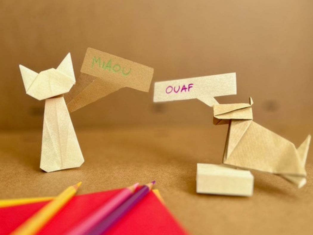 Un chat et un chien en origami avec une bulle "miaou" et une bulle "ouaf" pour chaque